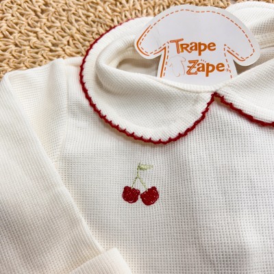  Macacão Tricotil (Tricot 100% Algodão) com Gola e Bordado - Off White Cerejas Vermelhas